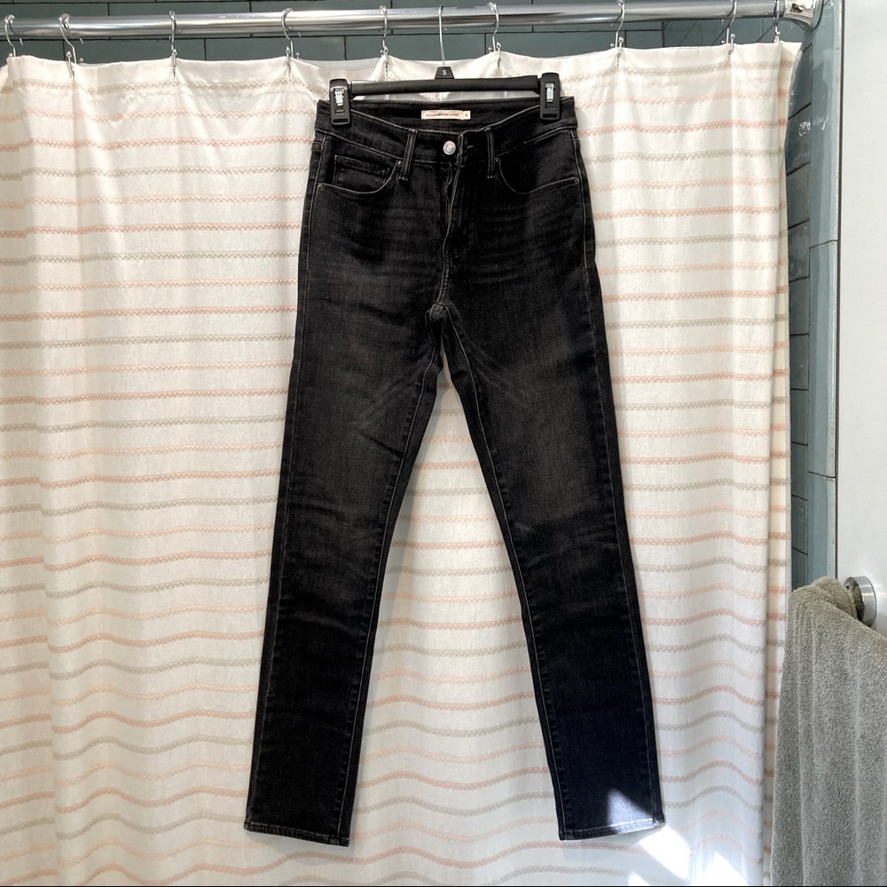 NWOT Women’s Levi’s Classic Mid Rise Skinny Jean size 4